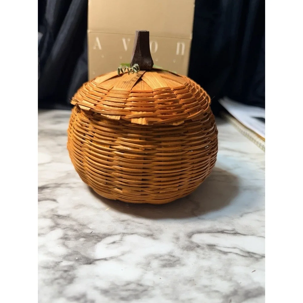 Avon Harvest Scents Pumpkin‎ Patch Potpourri and Wicker Pumpkin Holder (2770)